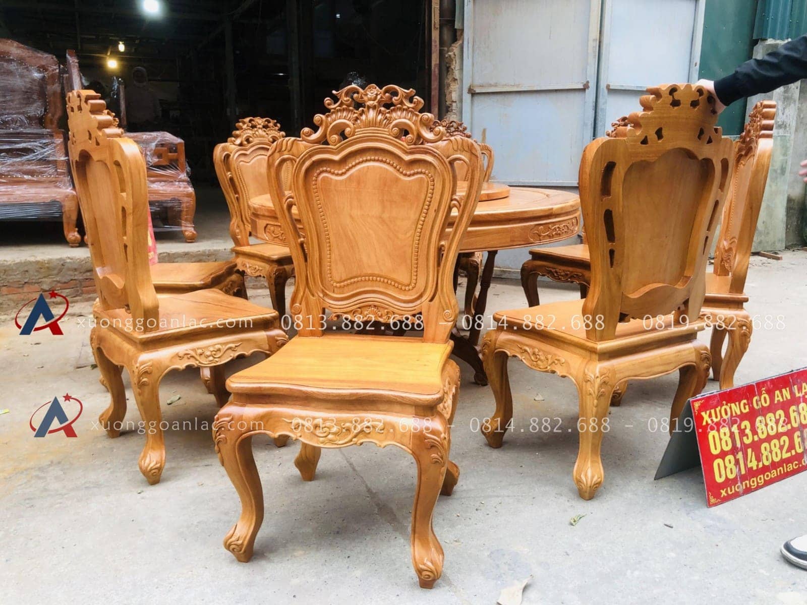 Bộ bàn ăn tròn xoay 1m37 và 8 ghế louis hoa lá tây gỗ gõ đỏ (Anh Tiến, Hà Nam) 25 mẫu ghế louis hoàng gia