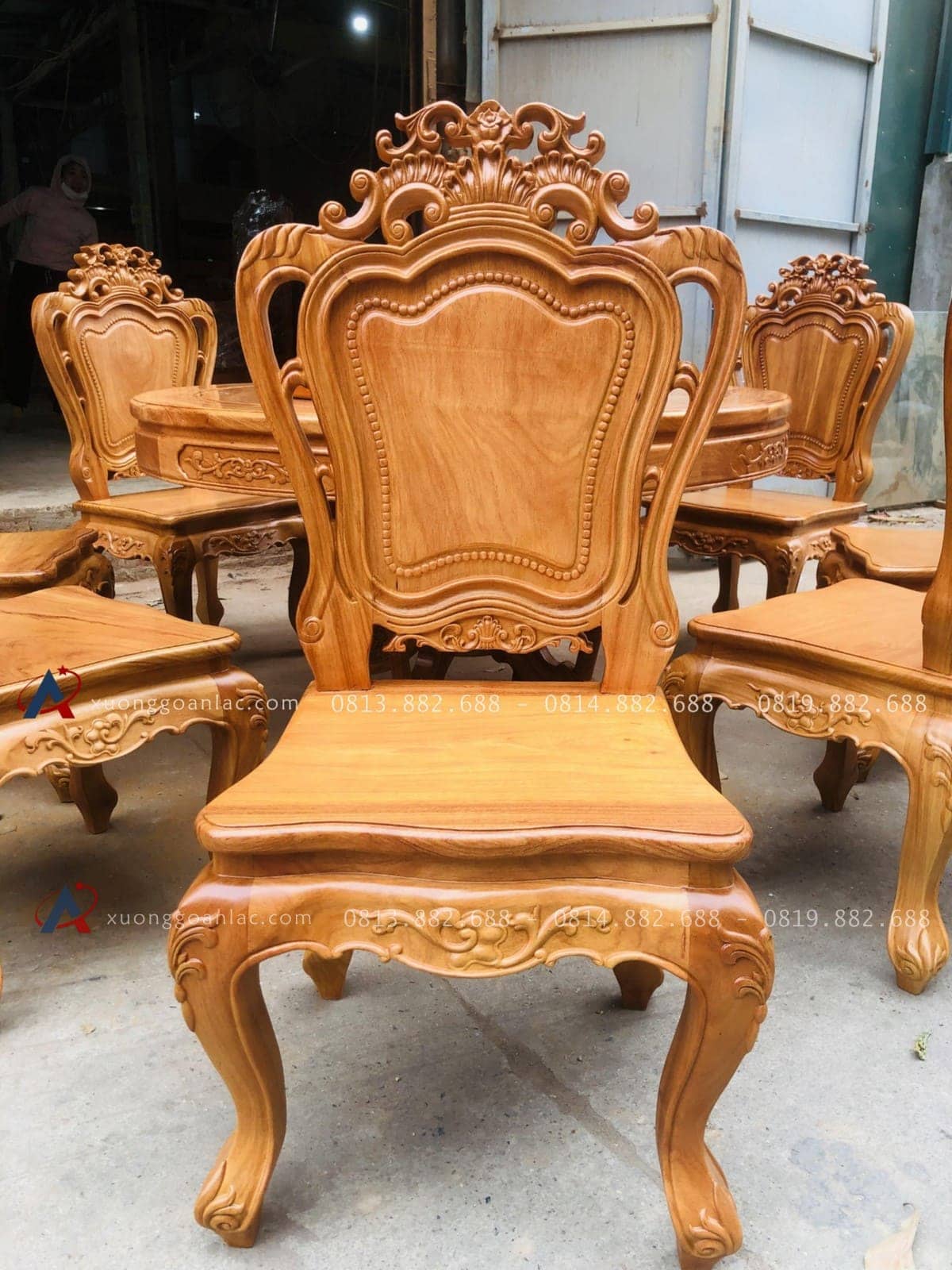 Bộ bàn ăn tròn xoay 1m37 và 8 ghế louis hoa lá tây gỗ gõ đỏ (Anh Tiến, Hà Nam) 26 ghế louis hoa lá tây