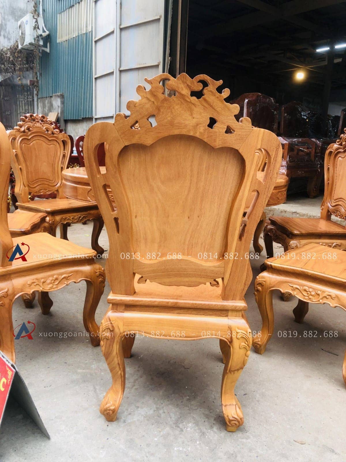 Bộ bàn ăn tròn xoay 1m37 và 8 ghế louis hoa lá tây gỗ gõ đỏ (Anh Tiến, Hà Nam) 28 mặt sau của ghế louis hoàng gia