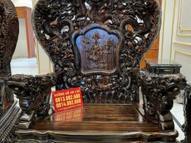 ghế đơn bề thế như ngai vàng vua chúa