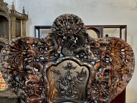 cận cảnh phẩn đỉnh chương và vai ghế đục rồng