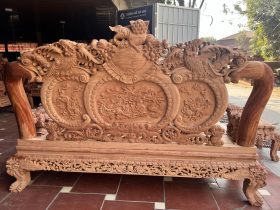 mặt sau của đoản được đục chi tiết