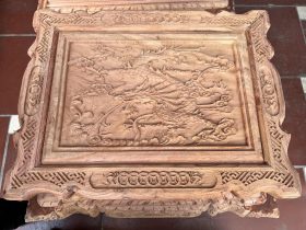 mặt đôn chạm khắc họa tiết cầu kỳ.