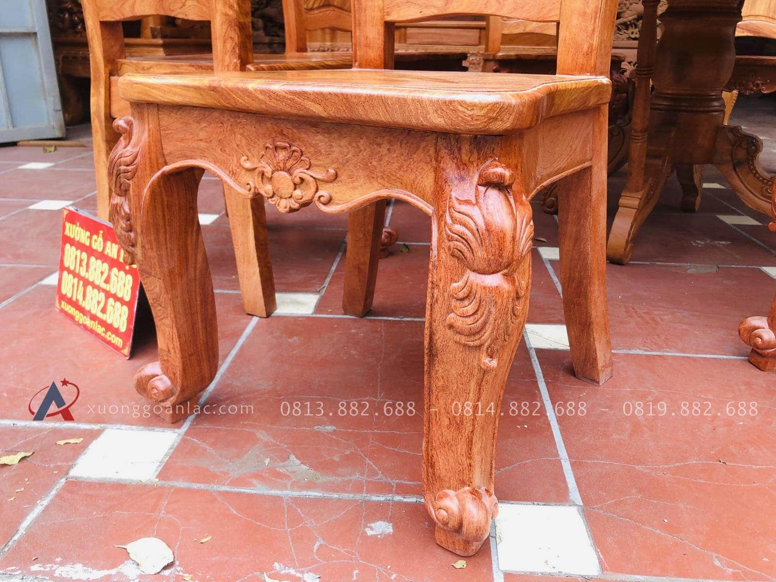 Bộ bàn ăn tròn 8 ghế gỗ hương đá chọn vân siêu Vip (Chị Nga, Hà Nội) 20 hệ chân ghế đục tay hoa lá tây uốn lượn mềm mại