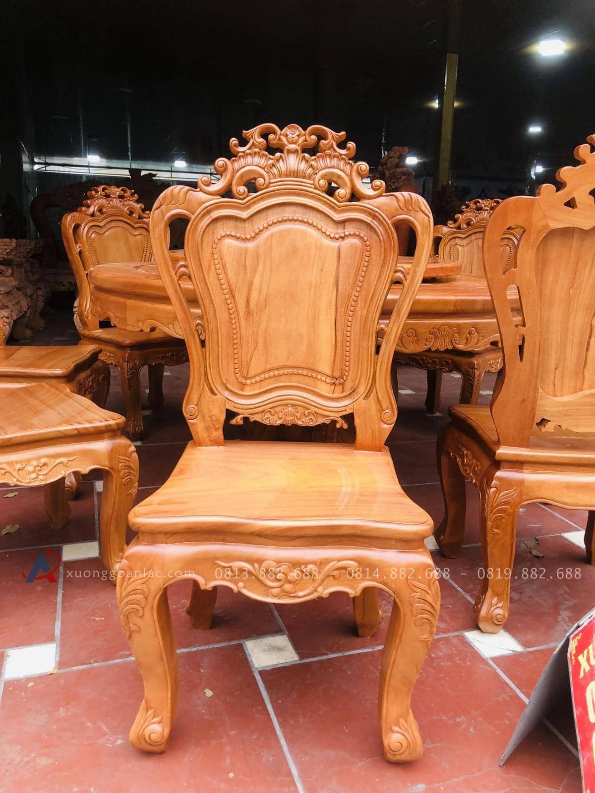Bộ bàn ăn tròn xoay 1m55 với 8 ghế louis gỗ gõ đỏ (Anh Quyết, Thái Bình) 22 mặt trước của ghế louis hoàng gia