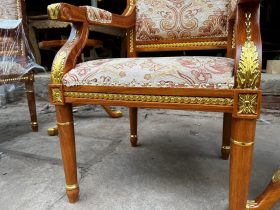 ghế putin chân trụ tròn lạ mắt