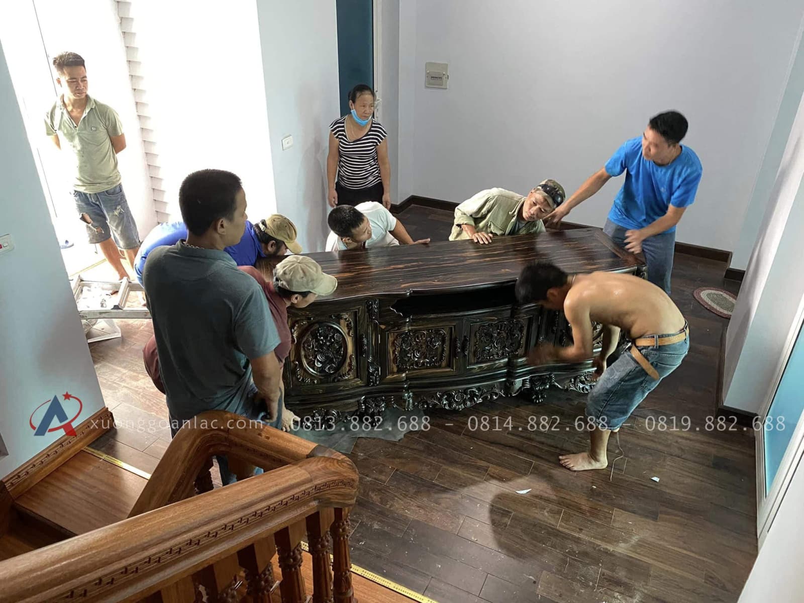 Combo Nội Thất Phòng Ngủ Full Món Gỗ Mun Hoa Lào Quý Hiếm 27 quá trình vận chuyển đồ vào nhà khách