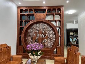 combo kệ vách tường và bàn ghế phòng khách gỗ hương đá