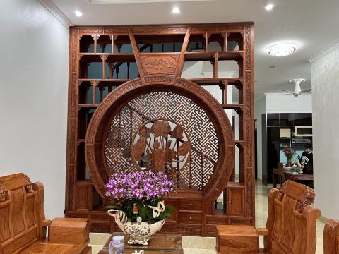 combo kệ vách tường và bàn ghế phòng khách gỗ hương đá