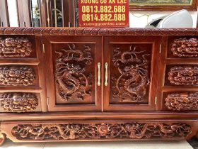 Mẫu Kệ Tivi Chạm Rồng 2m4 Gỗ Hương Đỏ Lào Đục Tay Siêu Vip (Bác Phú, Ninh Bình) 8 thận kệ tivi thiết kế nhiều ngăn kéo và tủ rộng rãi