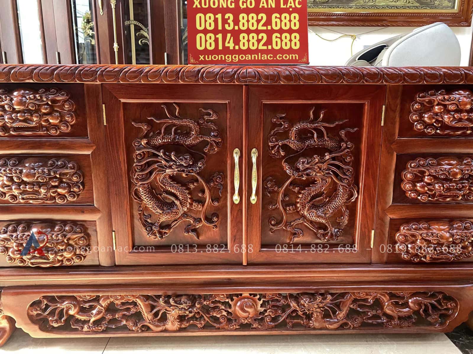 Mẫu Kệ Tivi Chạm Rồng 2m4 Gỗ Hương Đỏ Lào Đục Tay Siêu Vip (Bác Phú, Ninh Bình) 14 thận kệ tivi thiết kế nhiều ngăn kéo và tủ rộng rãi