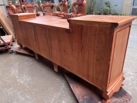 mặt hậu của kệ tivi cột nho con sóc