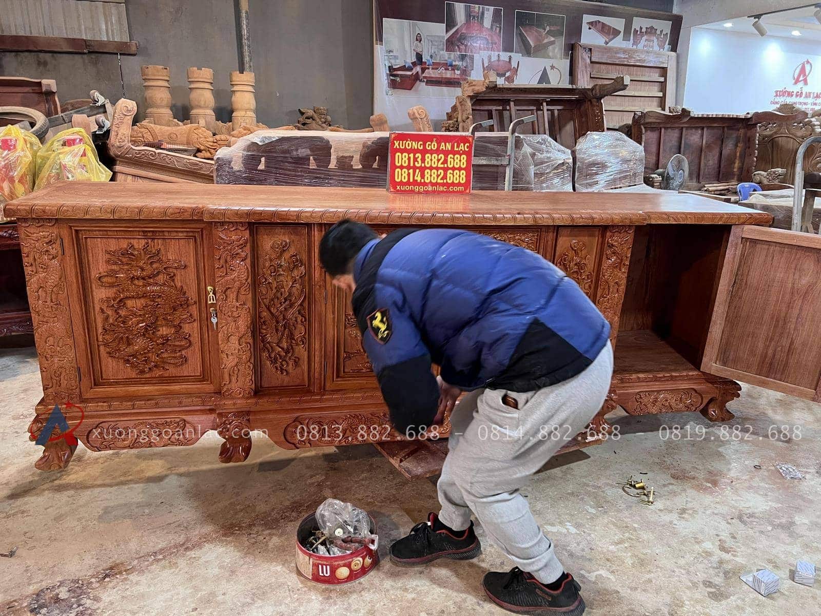 Kệ tivi phẳng mẫu đục tứ linh 2m4 (Chú Miền, Hà Nội) 16 kệ tivi phẳng mẫu đục tứ linh