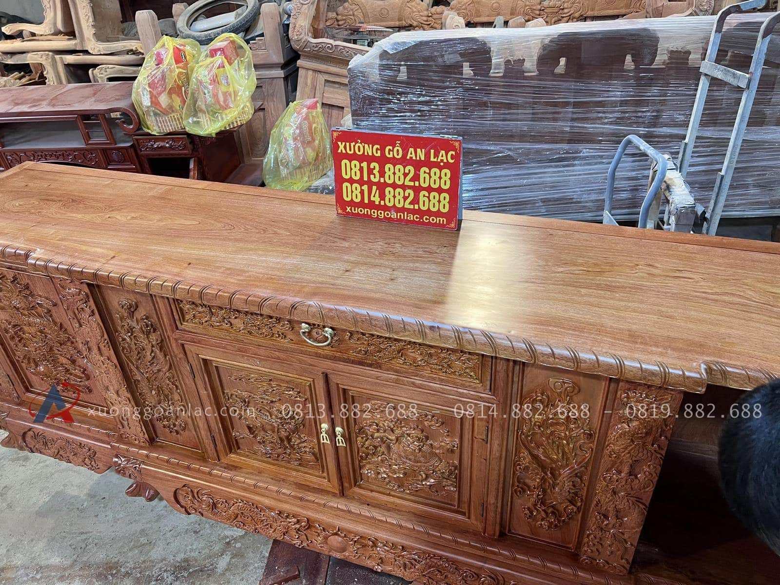Kệ tivi phẳng mẫu đục tứ linh 2m4 (Chú Miền, Hà Nội) 18 Mặt kệ gỗ gõ đỏ nguyên tấm