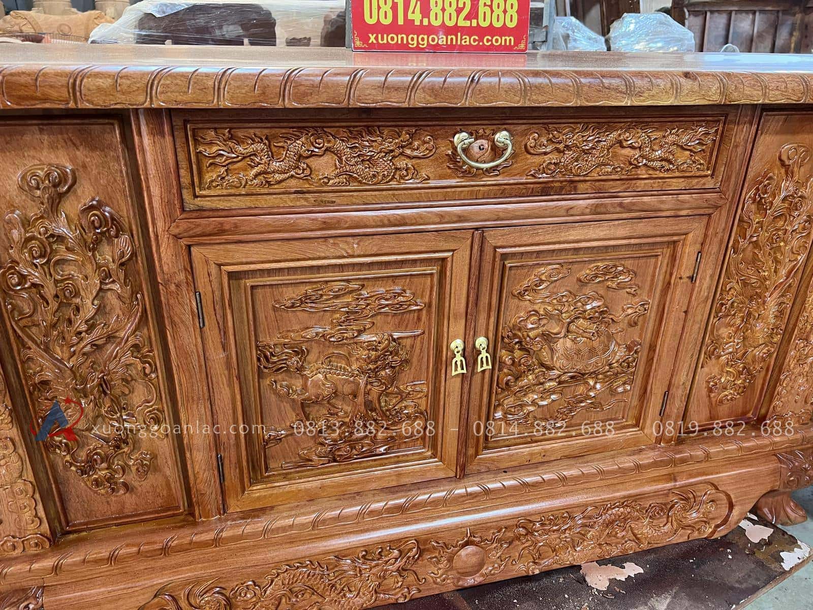 Kệ tivi phẳng mẫu đục tứ linh 2m4 (Chú Miền, Hà Nội) 19 thân kệ thiết kế nhiều tủ và ngăn kéo