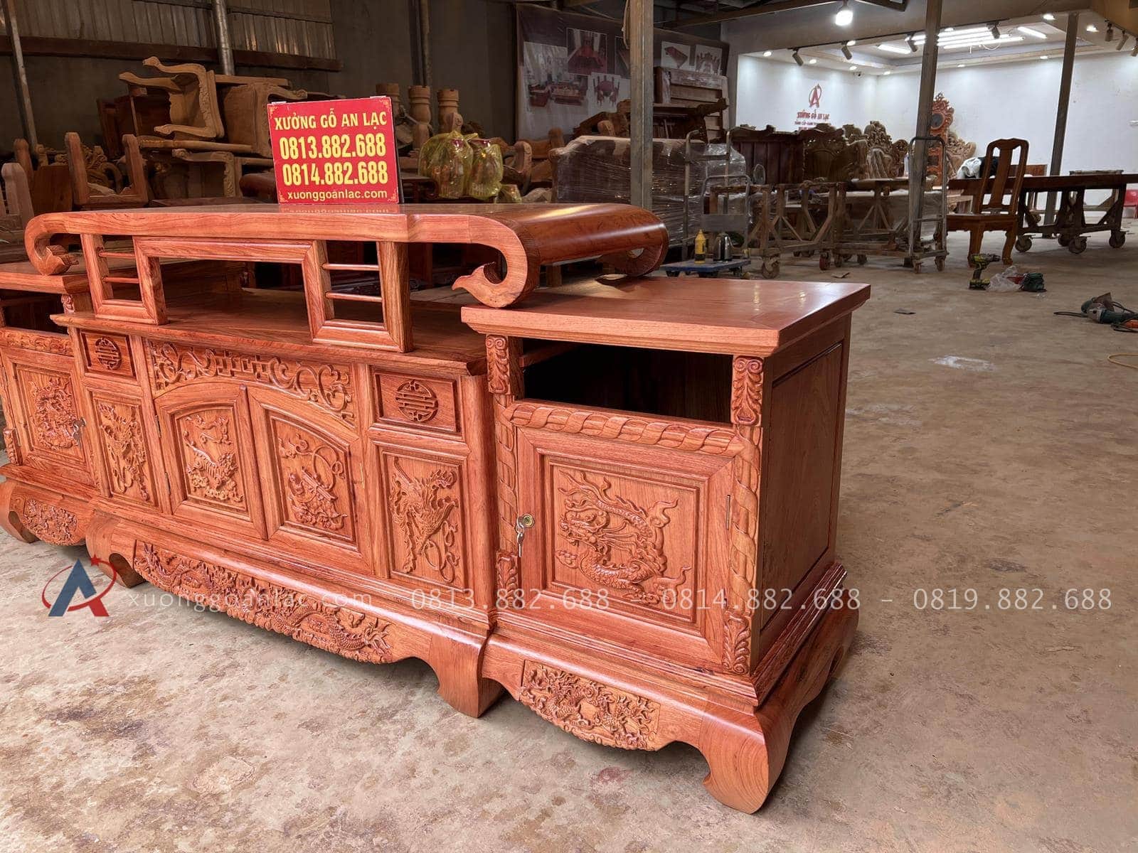 Kệ tivi sừng trâu gỗ hương đá 2m17 (Chú Hòa, Phú Thọ) 18 kệ tivi sừng trâu sang trọng