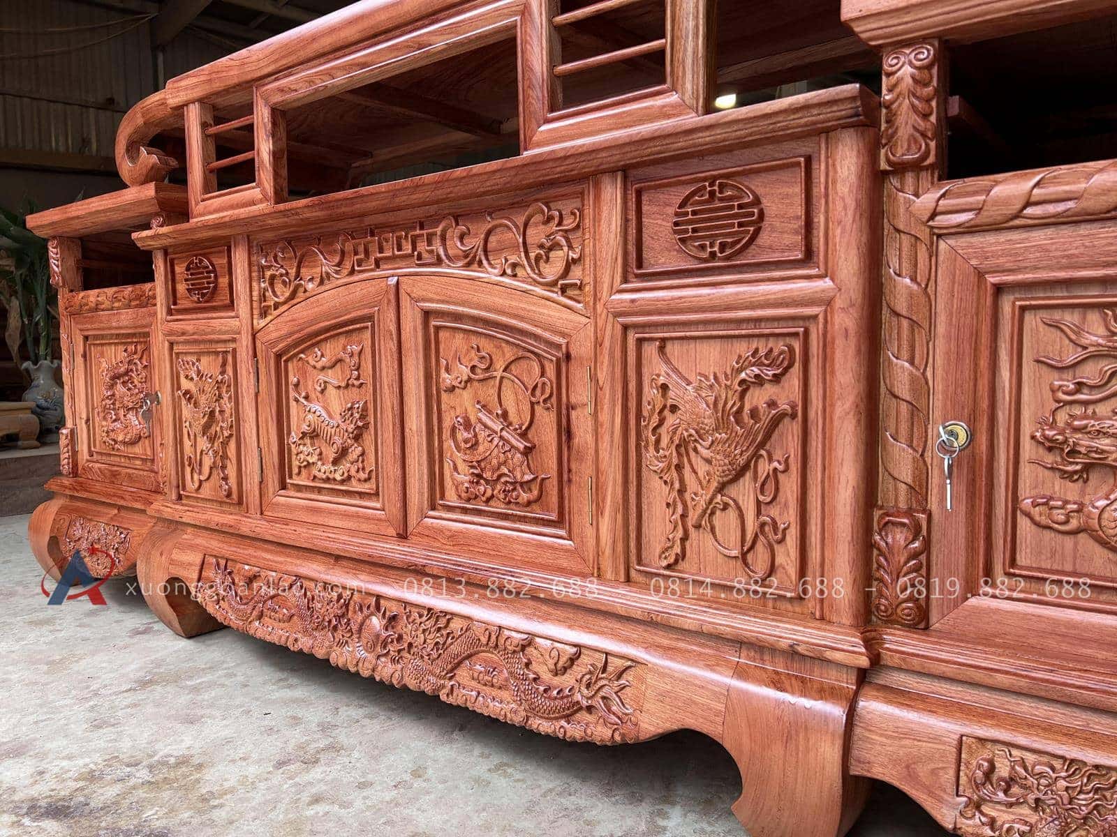 Kệ tivi sừng trâu gỗ hương đá 2m17 (Chú Hòa, Phú Thọ) 20 kệ tivi đục tay tinh xảo