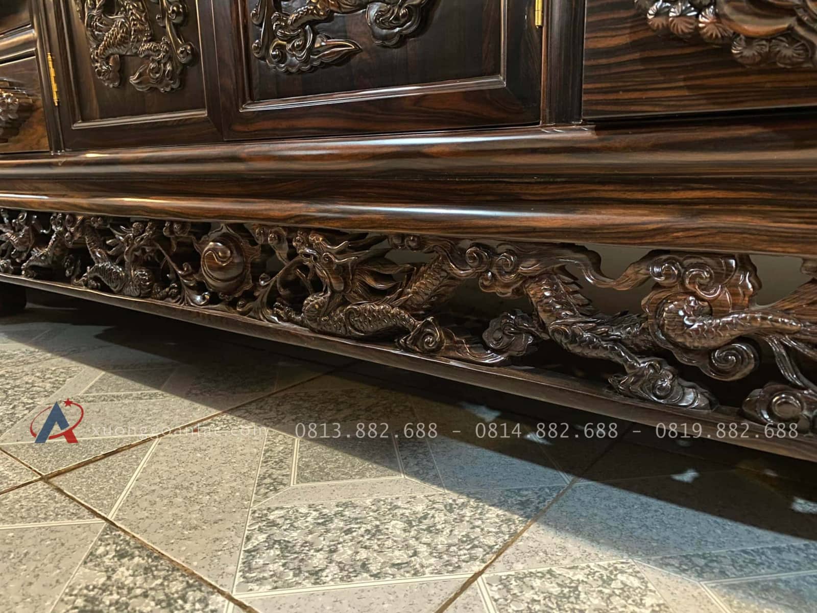 Mẫu Kệ Tivi Chạm Rồng 2m4 Gỗ Mun Hoa Lào Hàng Đục Tay Cực Phẩm (Chú Dược, Bắc Ninh) 27 yếm kệ đục lưỡng long chầu mặt nguyệt