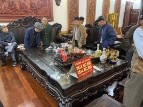 bàn trà nguyên khối gỗ mun hoa Lào