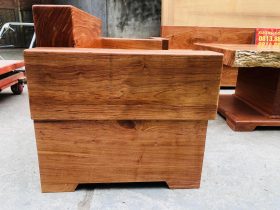 Tay ghế nguyên khối dày dặn