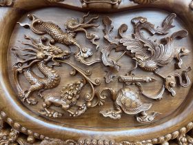 TỨ LINH QUẦN TỤ trên tựa trung tâm chiếc đoản