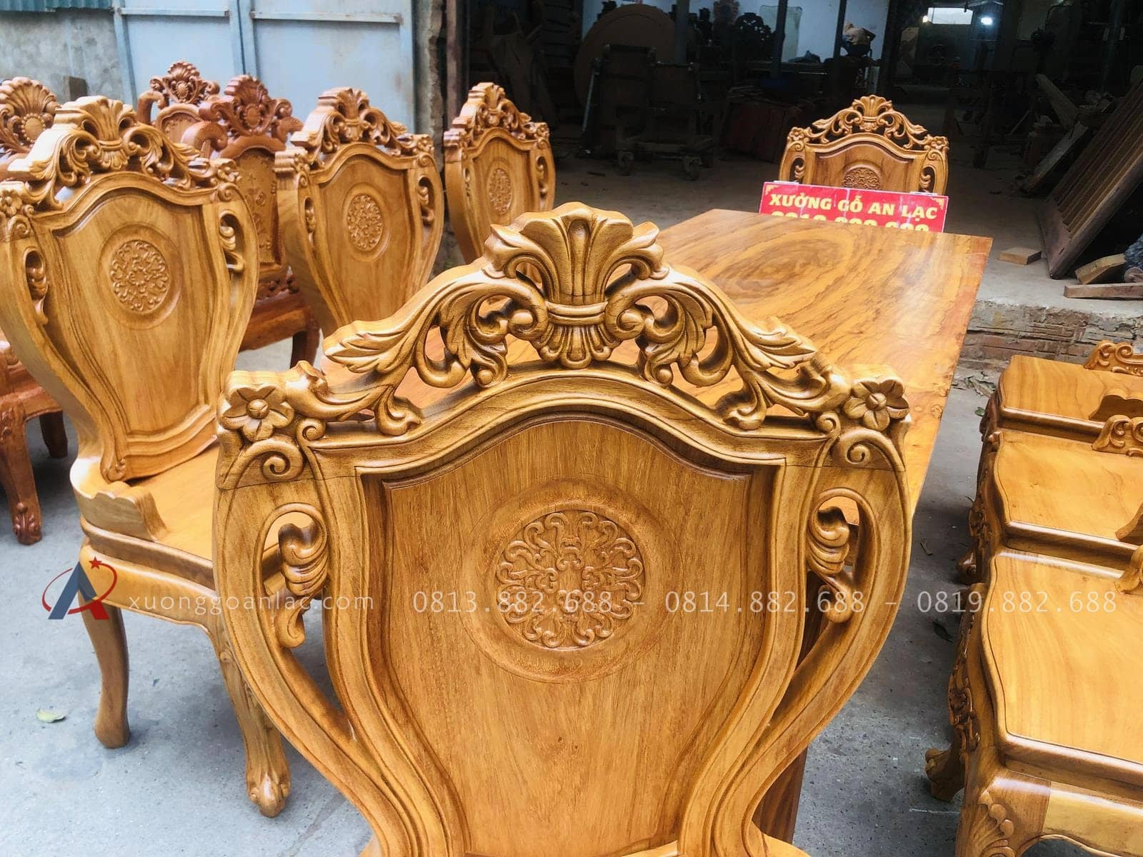 Bộ bàn ăn gỗ cẩm đá 8 ghế louis gỗ gõ đỏ (Chị Dung, Nam Định) 34 vách ghế louis hoa lá tây
