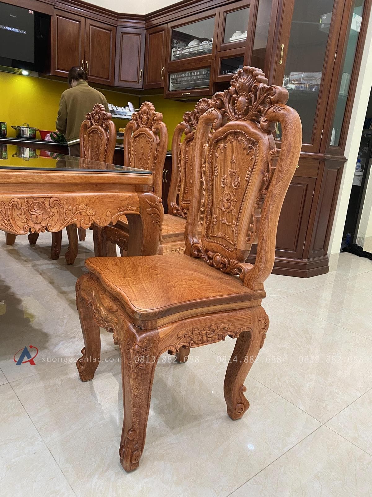 Bộ bàn ăn hoàng gia 8 ghế hồng hạt đục 2 mặt gỗ hương đá hàng Vip (Anh Nghị, Hà Nam) 30 mẫu ghế louis hồng hạt hoàng gia