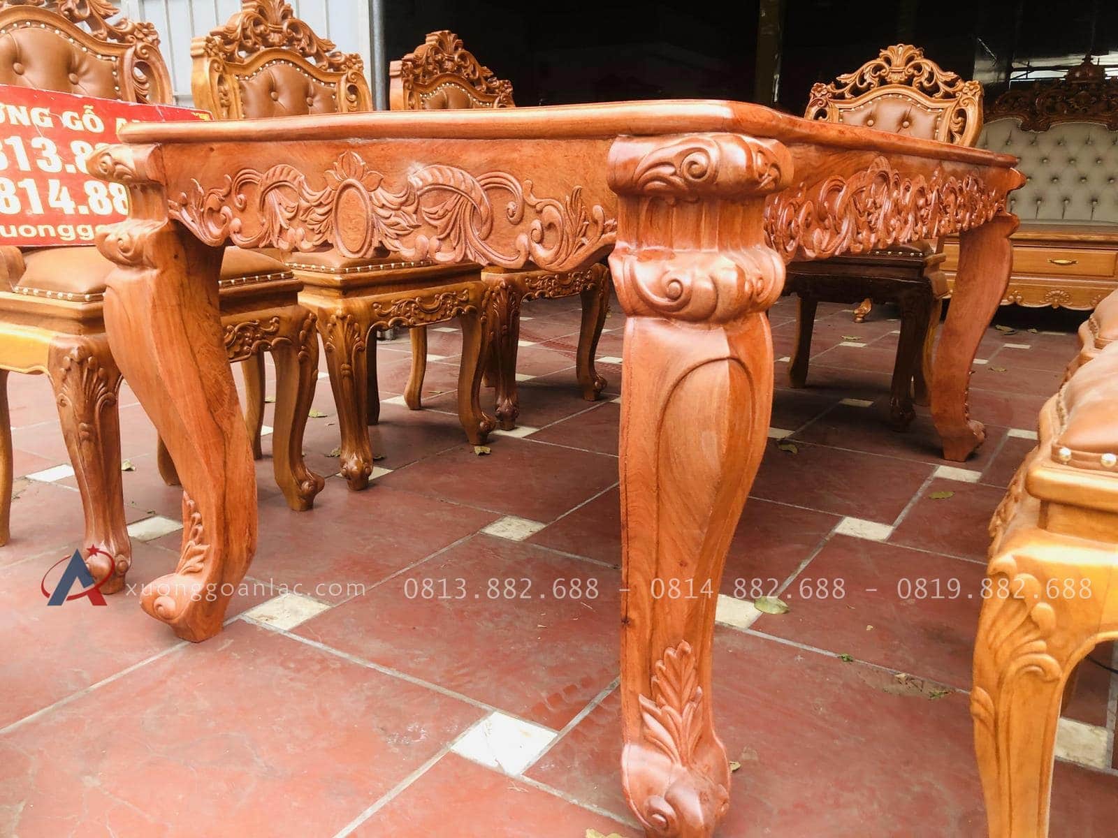 Bộ bàn ăn hoàng gia 8 ghế louis bọc đệm gỗ hương đá (Chú Cơ, Gia Lai) 16 yếm và chân bàn đục hoa lá tây