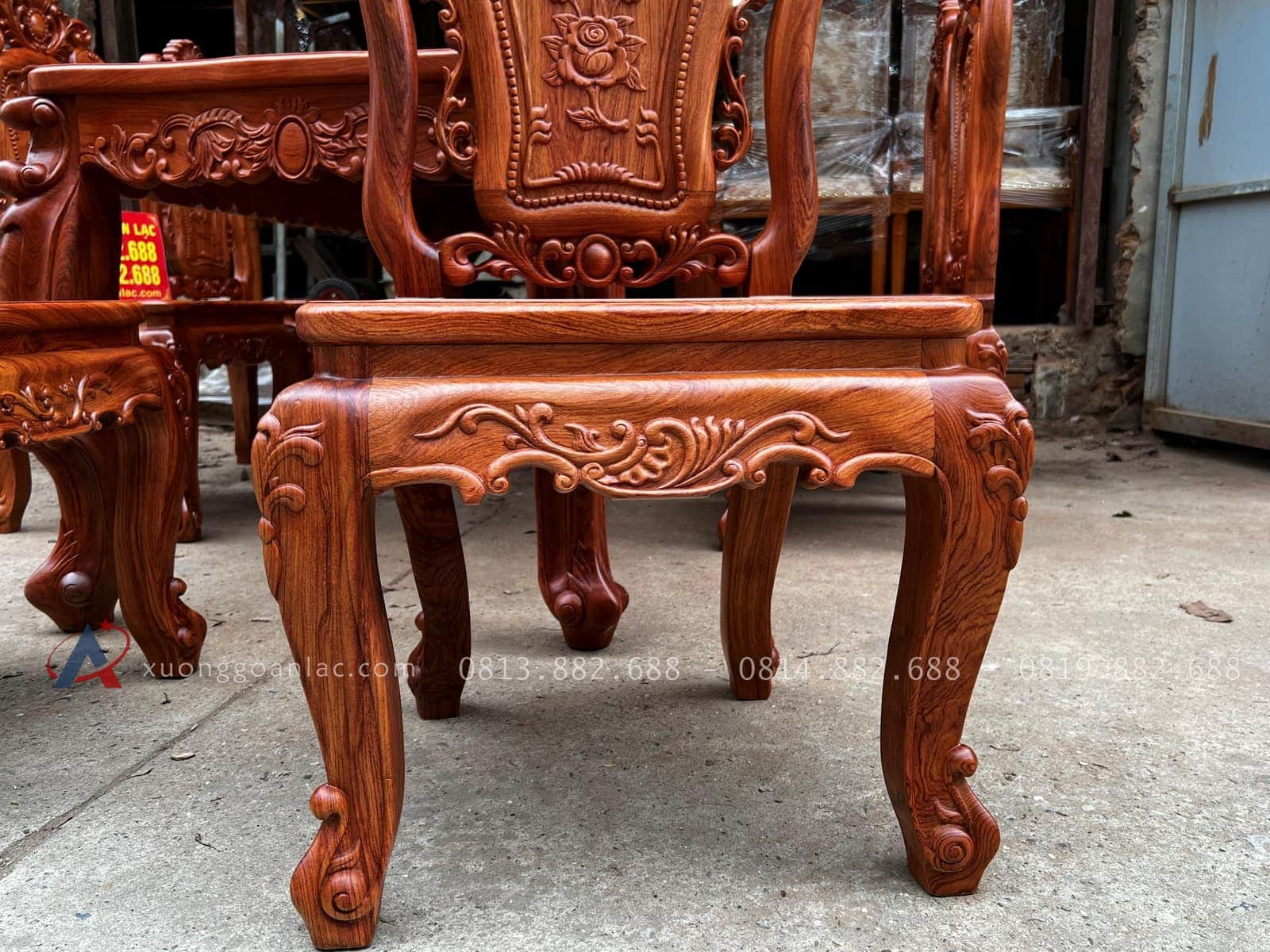 Bộ bàn ăn hoàng gia gỗ hương đá K4V2 6 ghế hồng hạt (Chị Liễu, Vĩnh Phúc) 32 Yếm ghế đục hoa lan tây