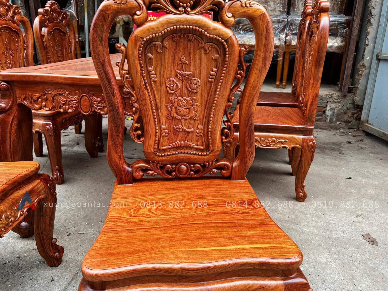 Bộ bàn ăn hoàng gia gỗ hương đá K4V2 6 ghế hồng hạt (Chị Liễu, Vĩnh Phúc) 30 lưng tựa ghế đục hồng hạt tinh xảo