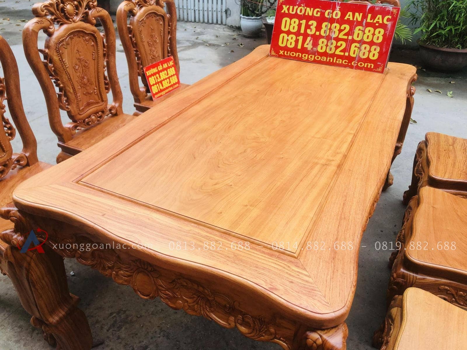 Bộ bàn ăn hoàng gia hương đá 8 ghế hồng hạt (Chị Ngân, Cao Bằng) 19 mặt bàn ăn khung tranh ván liền gỗ hương đá