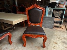 Bộ bàn ăn nguyên khối và 8 ghế hoa hồng bọc đệm gỗ hương đá (Chị Linh, Phú Thọ) 13 ghế louis hoa hồng không tay