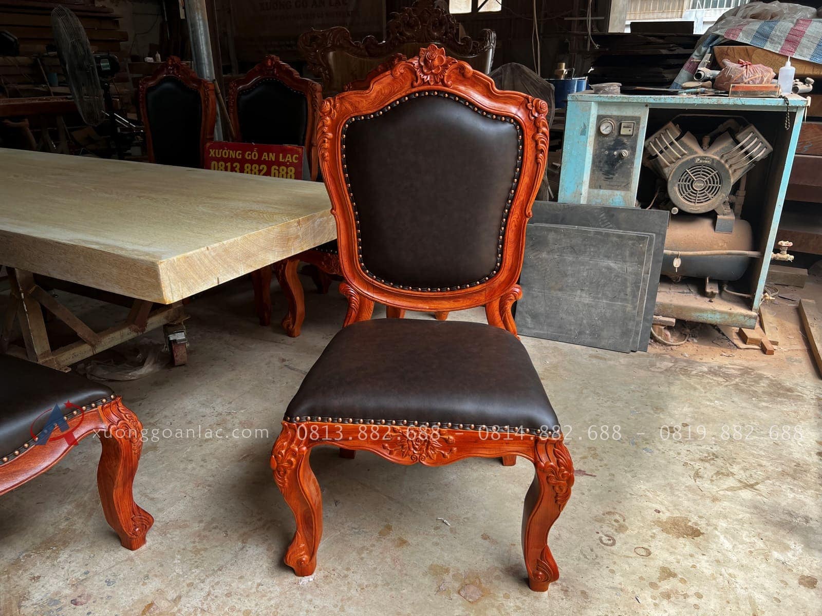 Bộ bàn ăn nguyên khối và 8 ghế hoa hồng bọc đệm gỗ hương đá (Chị Linh, Phú Thọ) 22 ghế louis hoa hồng không tay