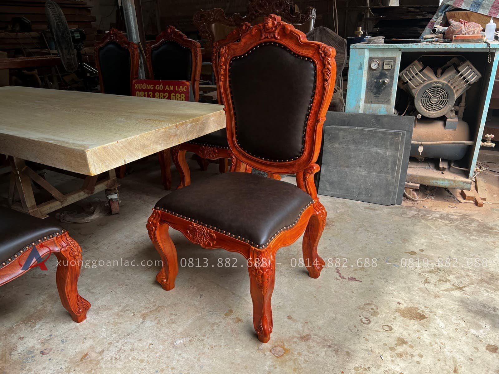 Bộ bàn ăn nguyên khối và 8 ghế hoa hồng bọc đệm gỗ hương đá (Chị Linh, Phú Thọ) 23 mẫu ghế ngồi louis hoàng gia vip