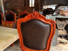 Bộ bàn ăn nguyên khối và 8 ghế hoa hồng bọc đệm gỗ hương đá (Chị Linh, Phú Thọ) 15 lưng tựa ghế đục hoa hồng lá tây