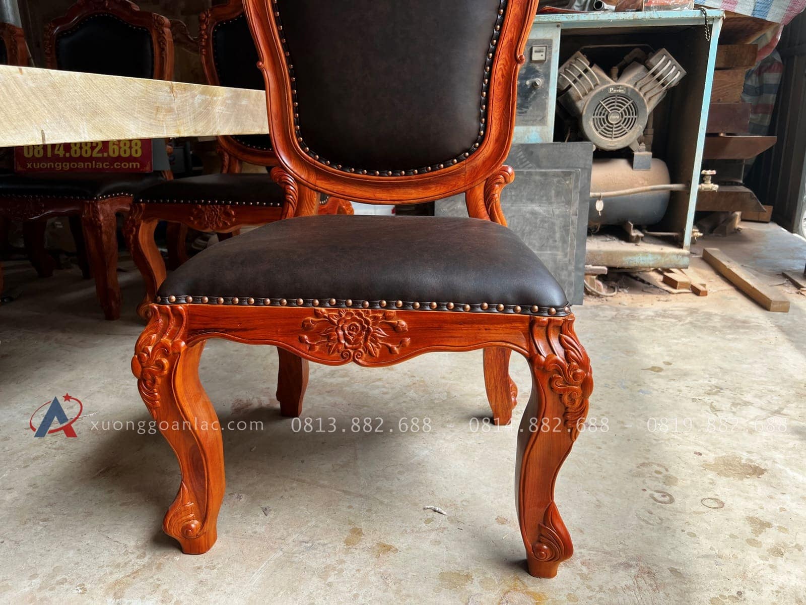 Bộ bàn ăn nguyên khối và 8 ghế hoa hồng bọc đệm gỗ hương đá (Chị Linh, Phú Thọ) 25 mặt ngồi ghế bọc đệm da êm ái