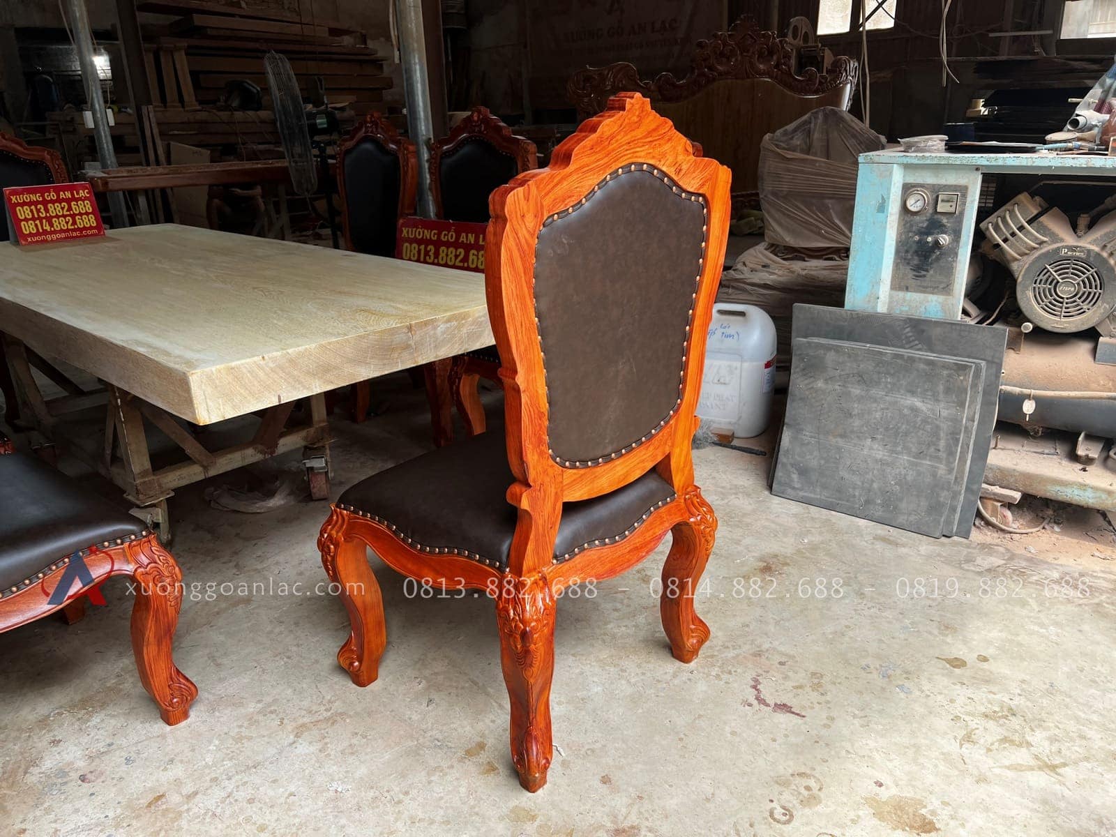 Bộ bàn ăn nguyên khối và 8 ghế hoa hồng bọc đệm gỗ hương đá (Chị Linh, Phú Thọ) 26 mặt lưng của ghế louis hoàng gia