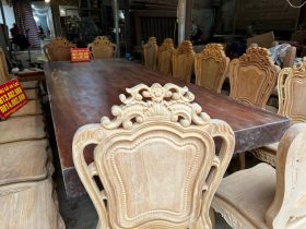 Bàn ăn nguyên Khối gỗ Gõ đỏ 340x140x15cm và 16 ghế (Chú Canh, Bình Dương) 13 chương ghế đục hoa lá tây