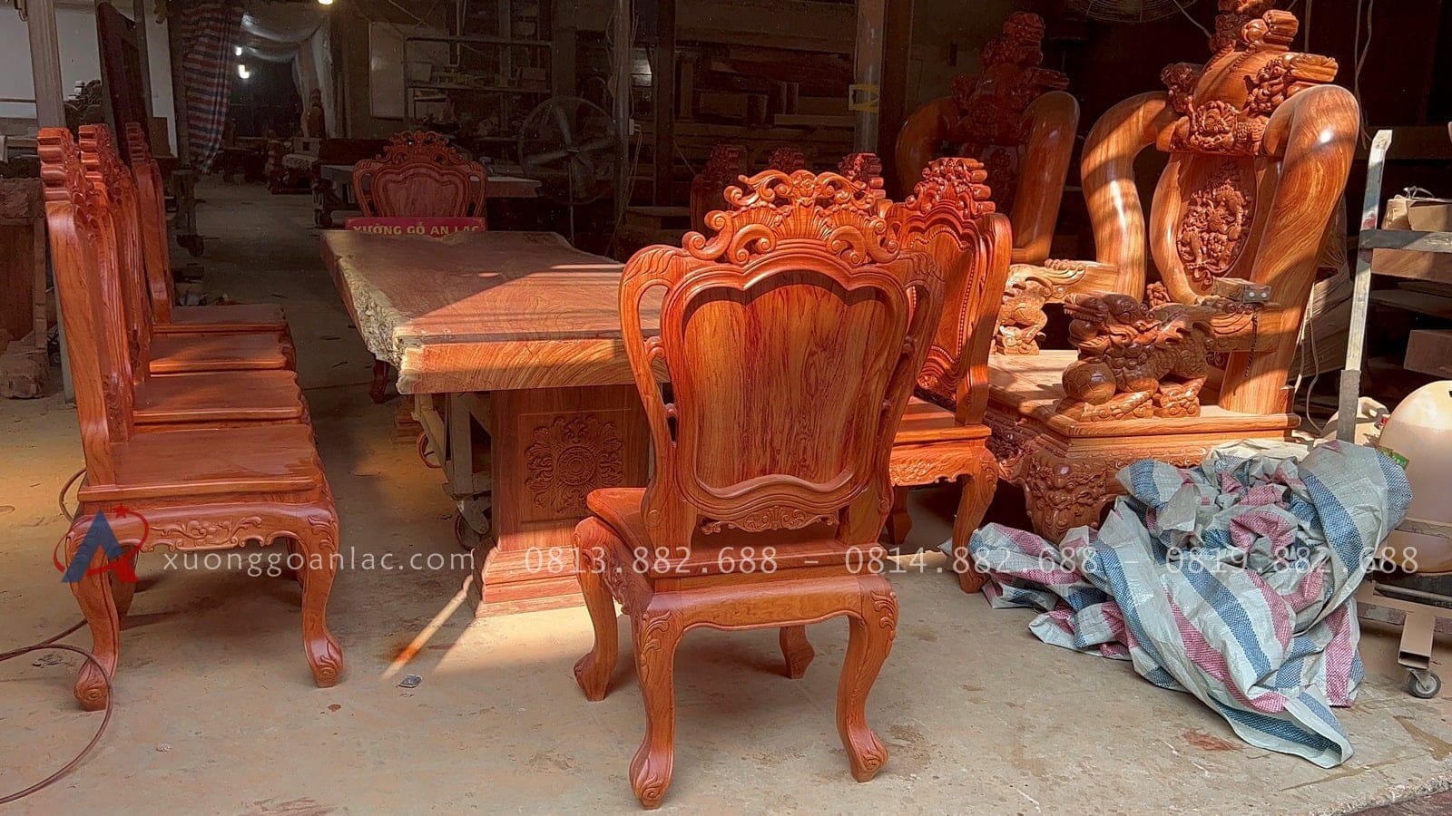 Bộ bàn ăn nguyên khối gỗ hương đá 10 ghế louis hoàng gia (Anh Minh, Hà Nội) 15 mẫu bàn ăn nguyên khối gỗ hương đá