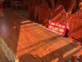 Bộ bàn ăn nguyên khối gỗ hương đá 10 ghế louis hoàng gia (Anh Minh, Hà Nội) 11 2 cạnh bàn đều được giữ dát độc đáo