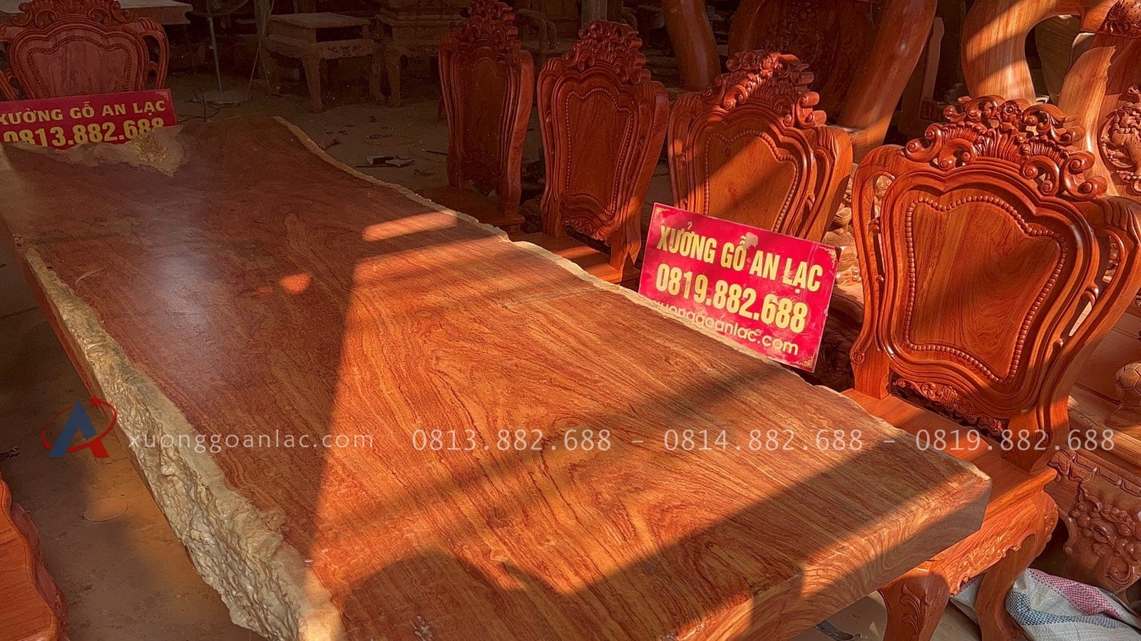 Bộ bàn ăn nguyên khối gỗ hương đá 10 ghế louis hoàng gia (Anh Minh, Hà Nội) 18 2 cạnh bàn đều được giữ dát độc đáo