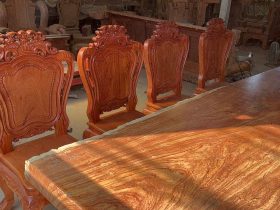 Bộ bàn ăn nguyên khối gỗ hương đá 10 ghế louis hoàng gia (Anh Minh, Hà Nội) 12 mặt bàn nổi vân gỗ cuộn xoáy