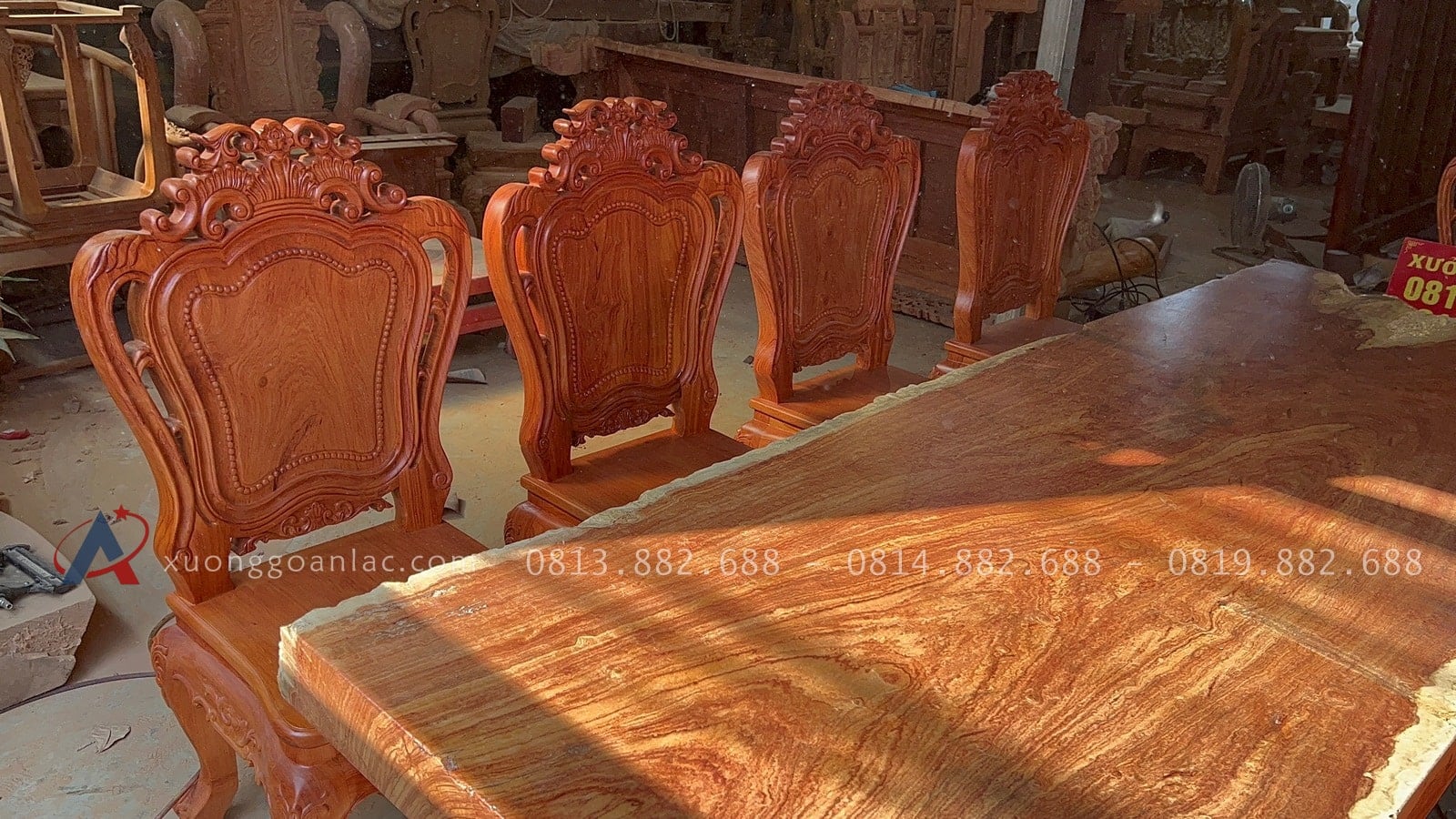 Bộ bàn ăn nguyên khối gỗ hương đá 10 ghế louis hoàng gia (Anh Minh, Hà Nội) 19 mặt bàn nổi vân gỗ cuộn xoáy