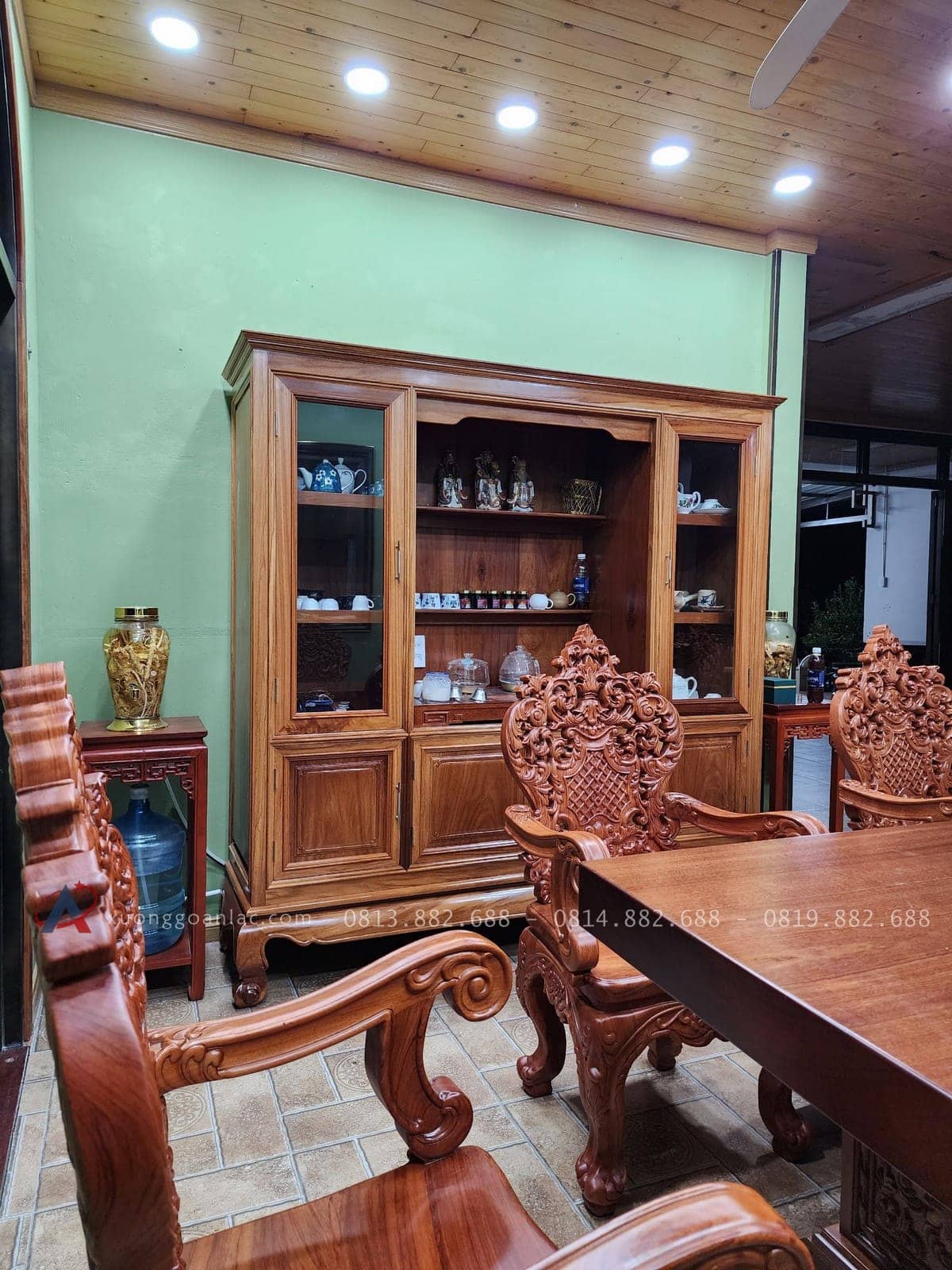 Bàn ăn nguyên khối gỗ hương đá siêu vip (Chú Dân, Thanh Hóa) 14 ghế louis hoàng gia có tay