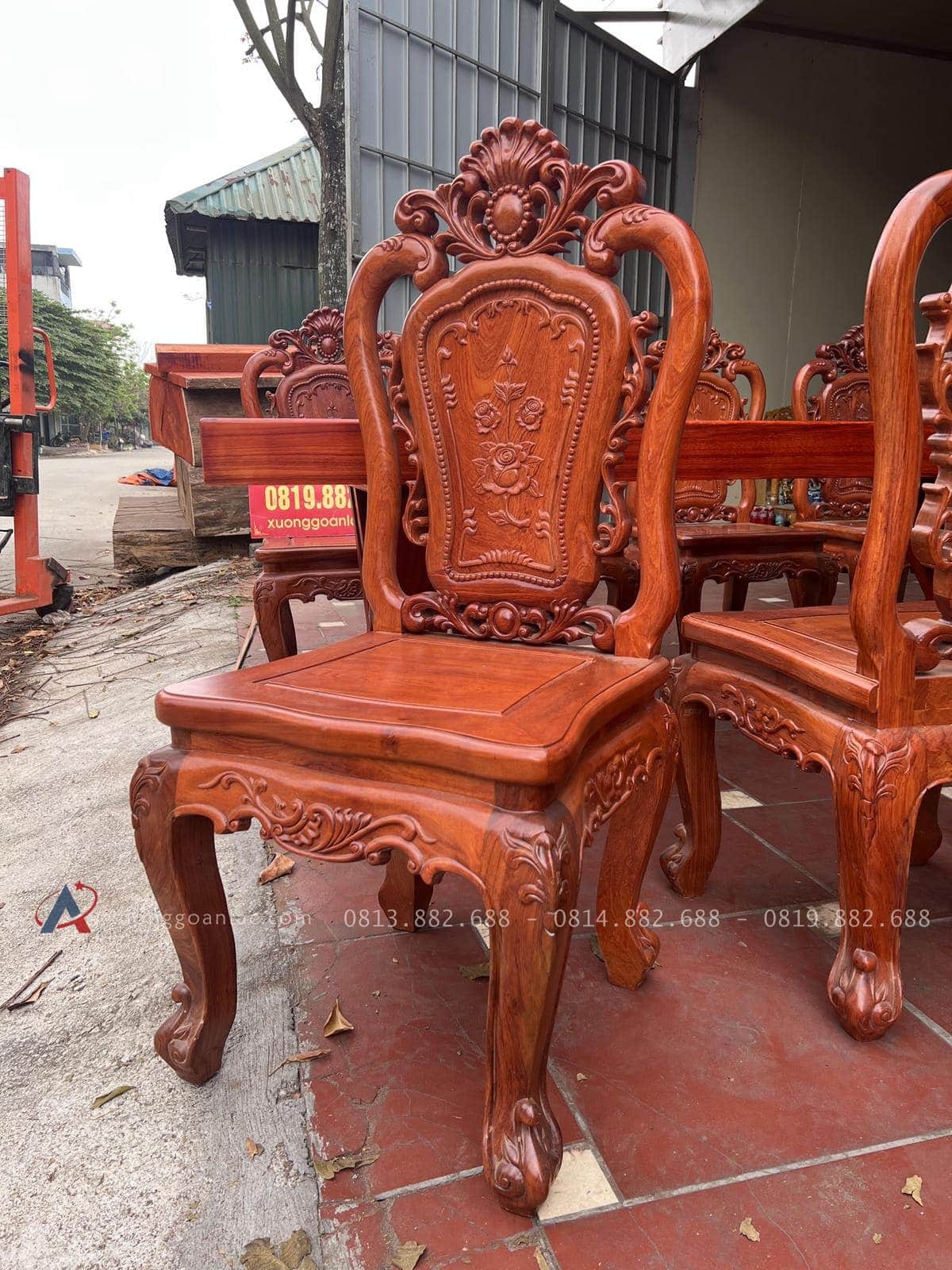 Bàn ăn nguyên khối gỗ hương đỏ với 8 ghế hồng hạt cao cấp (Anh Hữu, Hải Dương) 22 ghế gỗ hương đỏ vách tựa đục hồng hạt