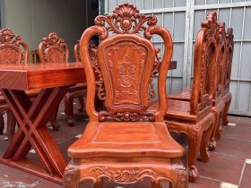 Bàn ăn nguyên khối gỗ hương đỏ với 8 ghế hồng hạt cao cấp (Anh Hữu, Hải Dương) 15 mặt ghế khung tranh chân cong cách điệu