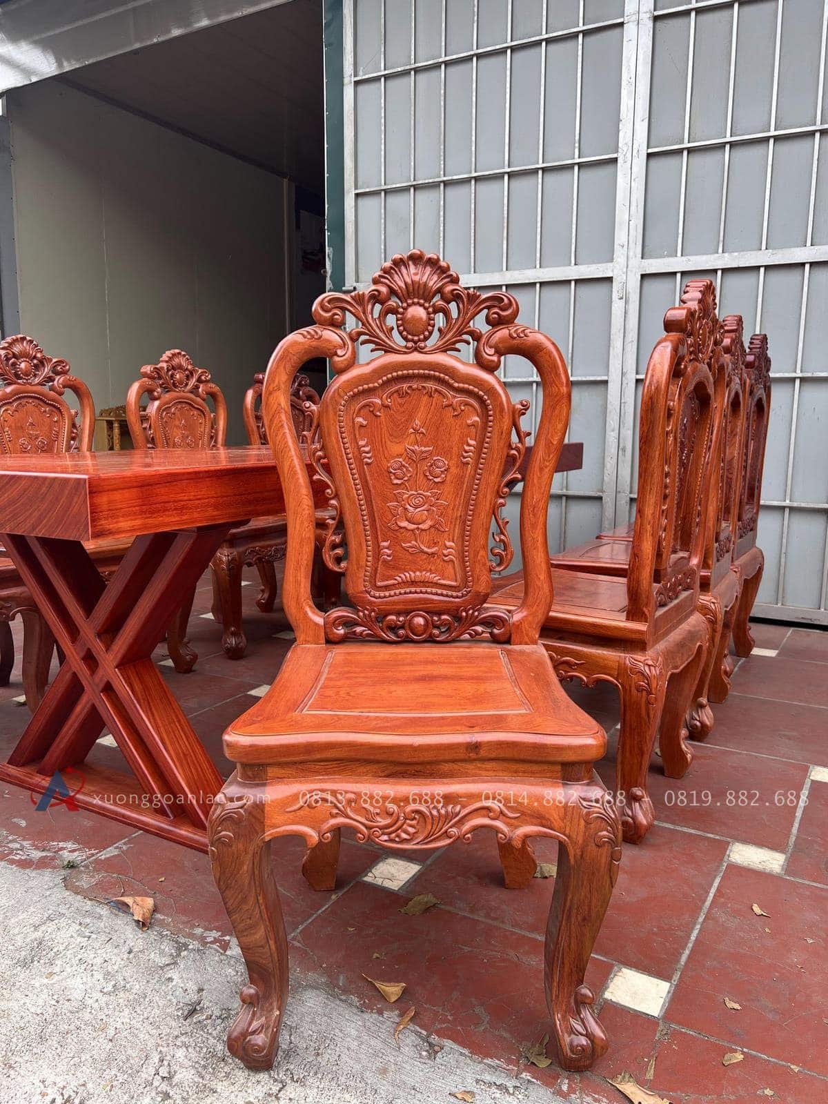 Bàn ăn nguyên khối gỗ hương đỏ với 8 ghế hồng hạt cao cấp (Anh Hữu, Hải Dương) 23 mặt ghế khung tranh chân cong cách điệu