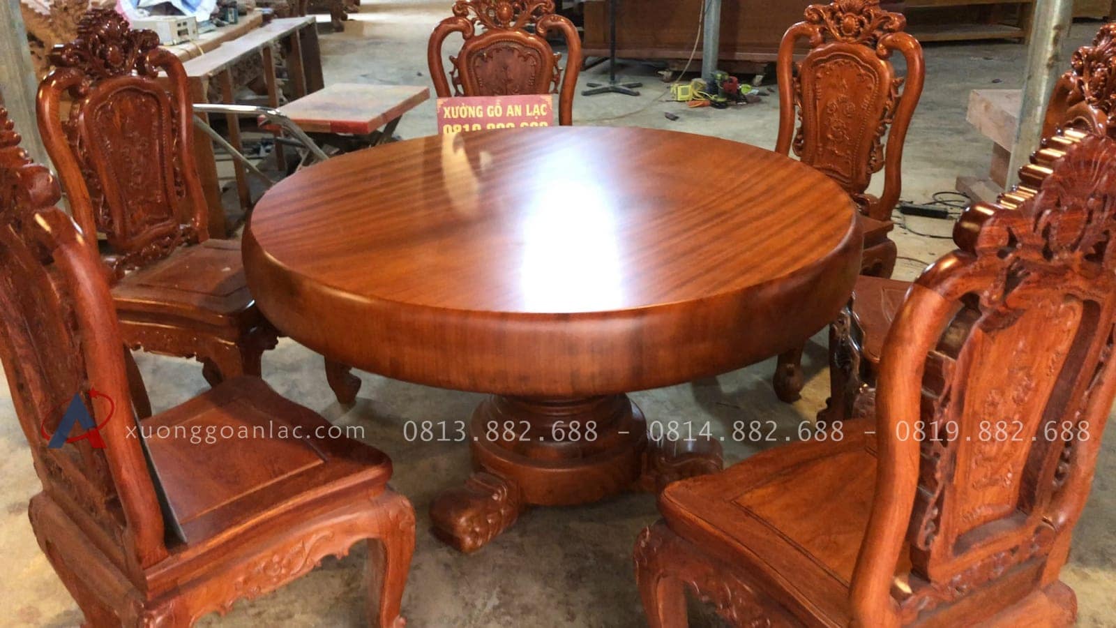Bàn ăn tròn nguyên khối gỗ gõ đỏ 6 ghế hồng hạt đục 2 mặt gỗ hương đá (Anh Nhật, Cao Bằng) 18 bàn ăn tròn nguyên khối gỗ gõ đỏ