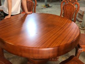 Bàn ăn tròn nguyên khối gỗ gõ đỏ 6 ghế hồng hạt đục 2 mặt gỗ hương đá (Anh Nhật, Cao Bằng) 11 mặt bàn nguyên khối gỗ gõ dày 16p