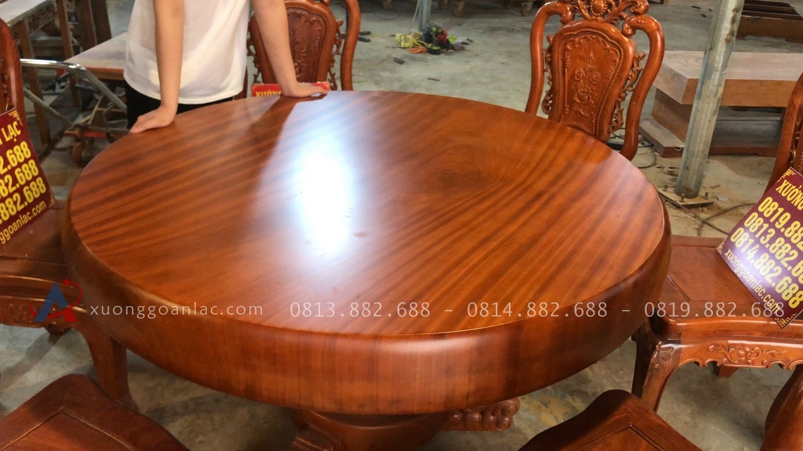 Bàn ăn tròn nguyên khối gỗ gõ đỏ 6 ghế hồng hạt đục 2 mặt gỗ hương đá (Anh Nhật, Cao Bằng) 19 mặt bàn nguyên khối gỗ gõ dày 16p